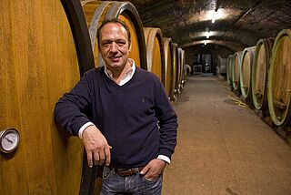 Markus Molitor Winzer im Weinkeller, Weinfässer