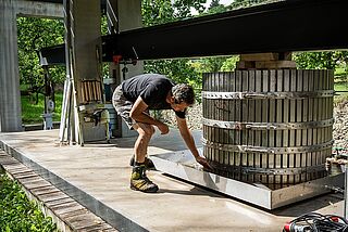 Winzer Markus Lang mit seiner Weinpresse