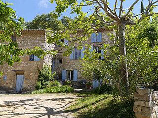 Blick in den Hof bei Saint Cosmes an der Nordrhône