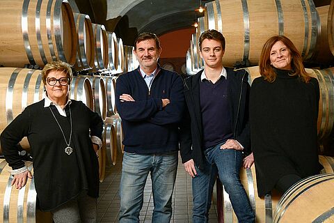 Winzerfamilie im Weinkeller, Weinfässer