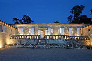 Anwesen des Weinguts Chateau Bellevue bei Nacht