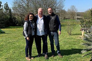 Gruppenbild mit den Winzern und Heiner Lobenbergs auf dem Weingut Clos Louie