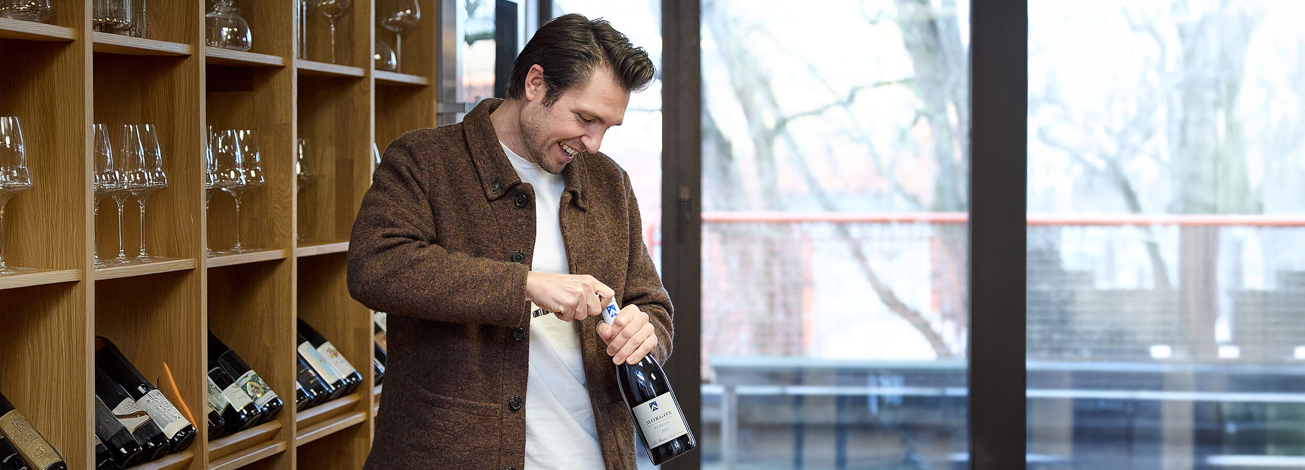 Vinspejder Elias med vores Morgon-rødvin