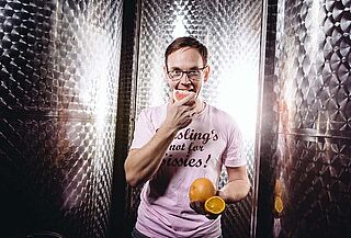 Jörn Goziewski beißt in eine Grapefruit