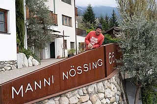 Manni Nössing steht in seiner Auffahrt