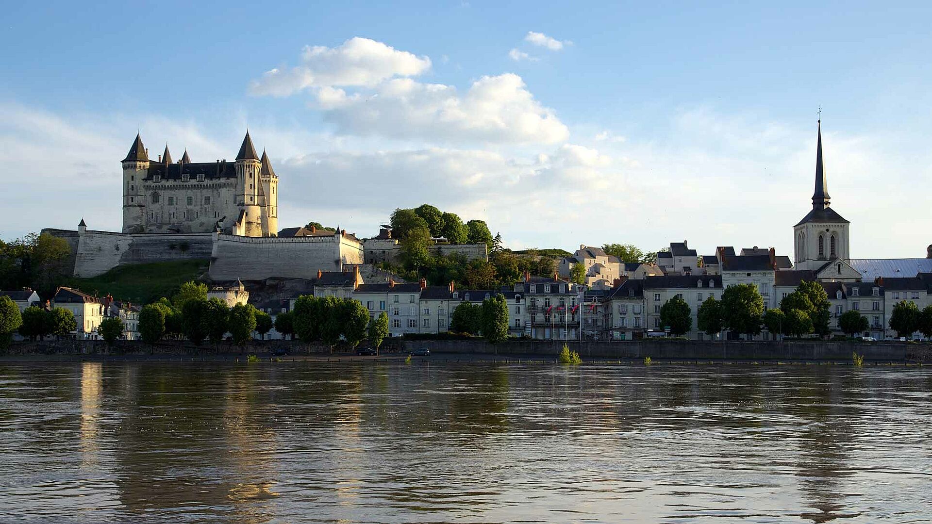Blick auf das Château de Saumur und die Loire