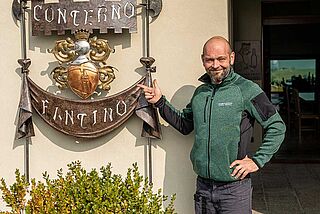 Conterno Fantino Winzer vor seinem Weingut