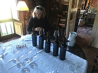 Flaschen mit Fassproben auf einem Tisch