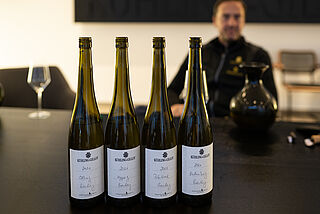 Der Winzer bei der Verkostung seiner Weine