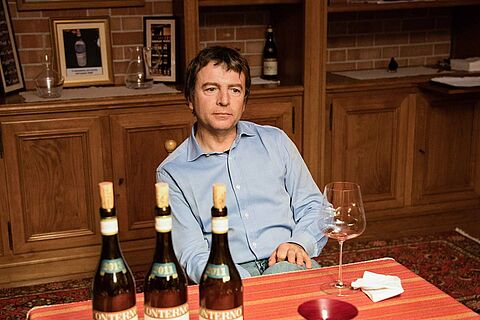 Roberto Conterno bei einer Weinprobe am Tisch