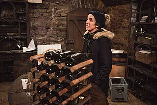Anne Morey im Weinkeller