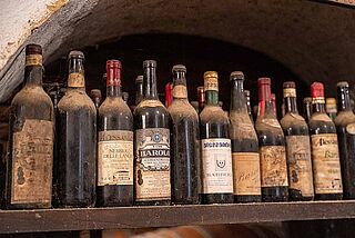 Weinsammlung von Fratelli Alessandria auf einem Regal