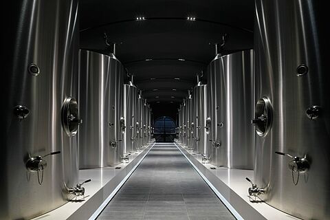 Weinkeller bei Laurent-Perrier mit Metalltanks