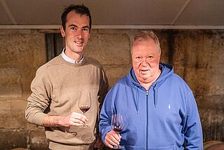 Winzer mit Heiner Lobenberg bei einer Verkostung im Weinkeller Certan de May