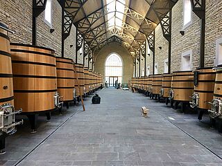 Weinhalle mit Holztanks Faiveley
