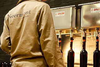 Auffüllung der Weine im Weinkeller Keermont