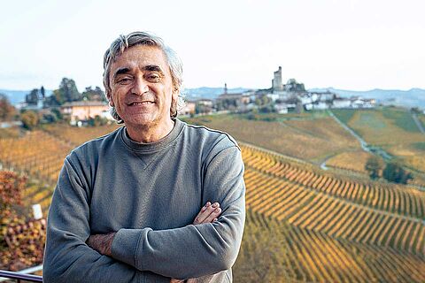 Winzer Luca Currado Vietti vor einem Weinfeld