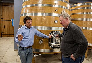 Roberto Conterno og Heiner Lobenberg i vinkælderen med vintønder