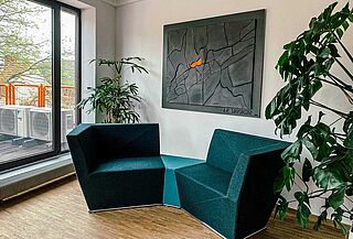 Blick auf ein Sofa vor einem Kunstweg über Le Musigny bei Lobenbergs