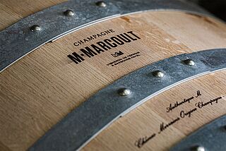 Weinfass mit Logo von Marcoult drauf