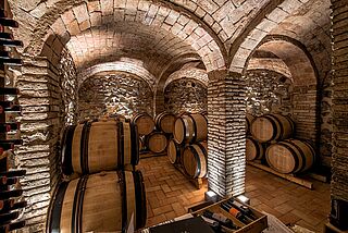 Keller Clos I Terrasses mit Steingewölbe und Fässern