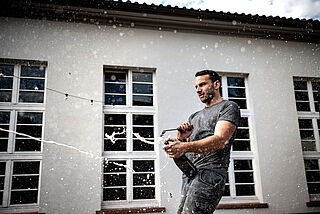 Eine Flasche Sekt wird entkorkt bei Griesel & Compagnie