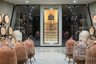 Weinkeller mit Weinfässern Weinkeller mit Weinfässern