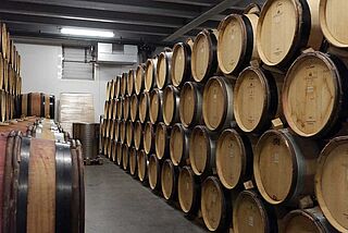 Weinkeller mit Weinfässern der Domaine Stéphane Ogier Weinkeller mit Weinfässern der Domaine Stéphane Ogier