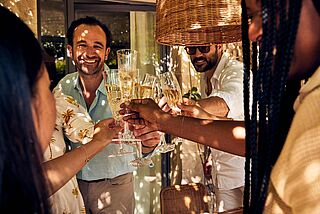 Alle stoßen miteinander an