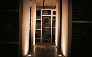 Großes Flaschenlager im Weinkeller bei Clos Saint Jean