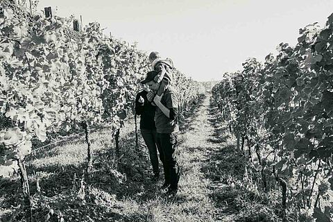 Karsten Peter mit Familie im Weinberg