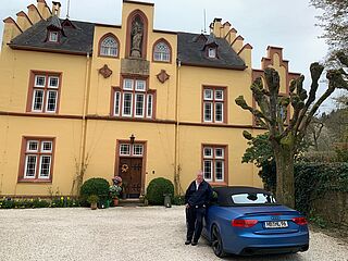 Heiner kommt beim Weingut Maximin Grünhaus an