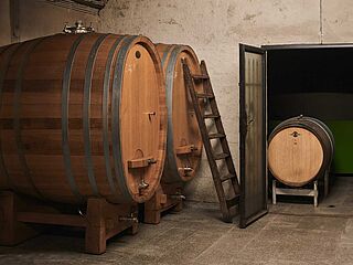 Weinfässer beim Weingut Rosi Schuster