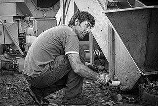 Winzer in der Hocke auf dem Weingut Doniene Gorrondona