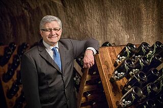 Weinzer und Weinflaschen im Weinkeller Perrier Jouet Weinzer und Weinflaschen im Weinkeller Perrier Jouet