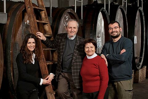 Winzerfamilie Giuseppe Mascarello im Weinkeller, Weinfässer