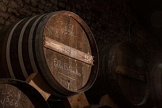 Weinkeller und Weinfaesser des Weinguts Tesseron