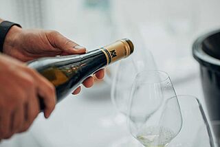 Wein wird für die Verkostung eingeschenkt