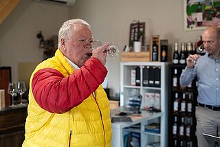 Heiner Lobenberg bei einer Weinverkostung auf dem Weingut Carmenere