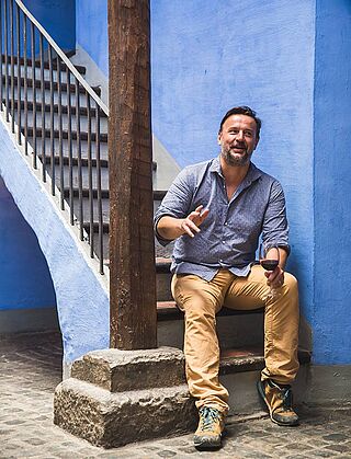 Winzer bei einer Weinverkosten sitzt auf einer Treppe bei El Escoces Volante