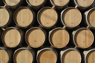 Wand aus aufeinander gestapelten Weinfässern