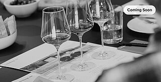 Gläser und Bogen bei der Verkostung