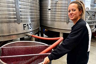 Winzerin im Weinkeller des Weinguts Rumo Vinhos Winzerin im Weinkeller des Weinguts Rumo Vinhos