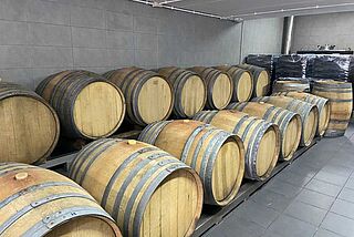 Weinfaesser im Keller von Muradella