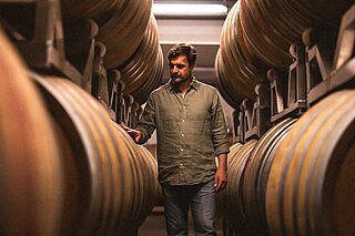 Winzer der Domaine Stéphane Ogier im Weinkeller