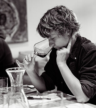 Sommelier Academy: Teilnehmer verkosten Wein