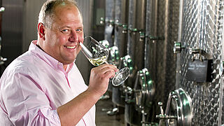 Vinbonde smager på vin