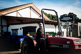 Winzer auf einem Traktor auf dem Weingut Doniene Gorrondona
