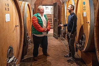 Heiner Lobenberg mit dem Winzer im Weinkeller Fratelli Alessandria