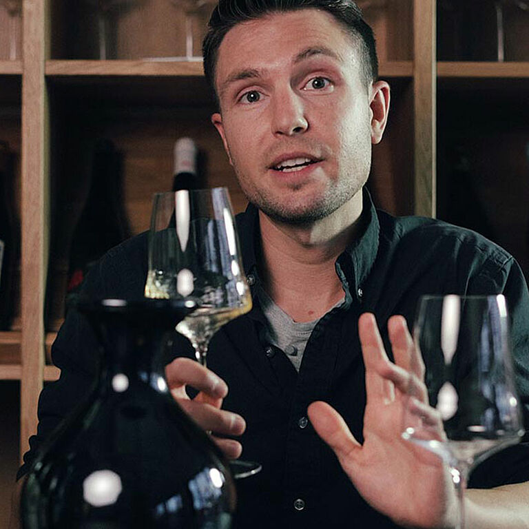 Elias Schlichting bei der Weinverkostung im Video